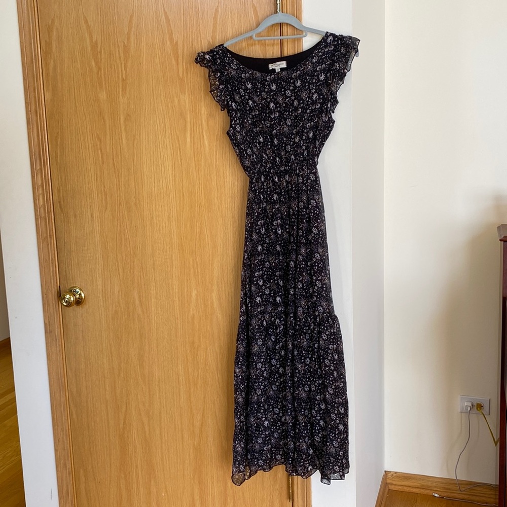 Maxi flowy soft dress made in Italy. Snatched waist and frilly cute sleeves.